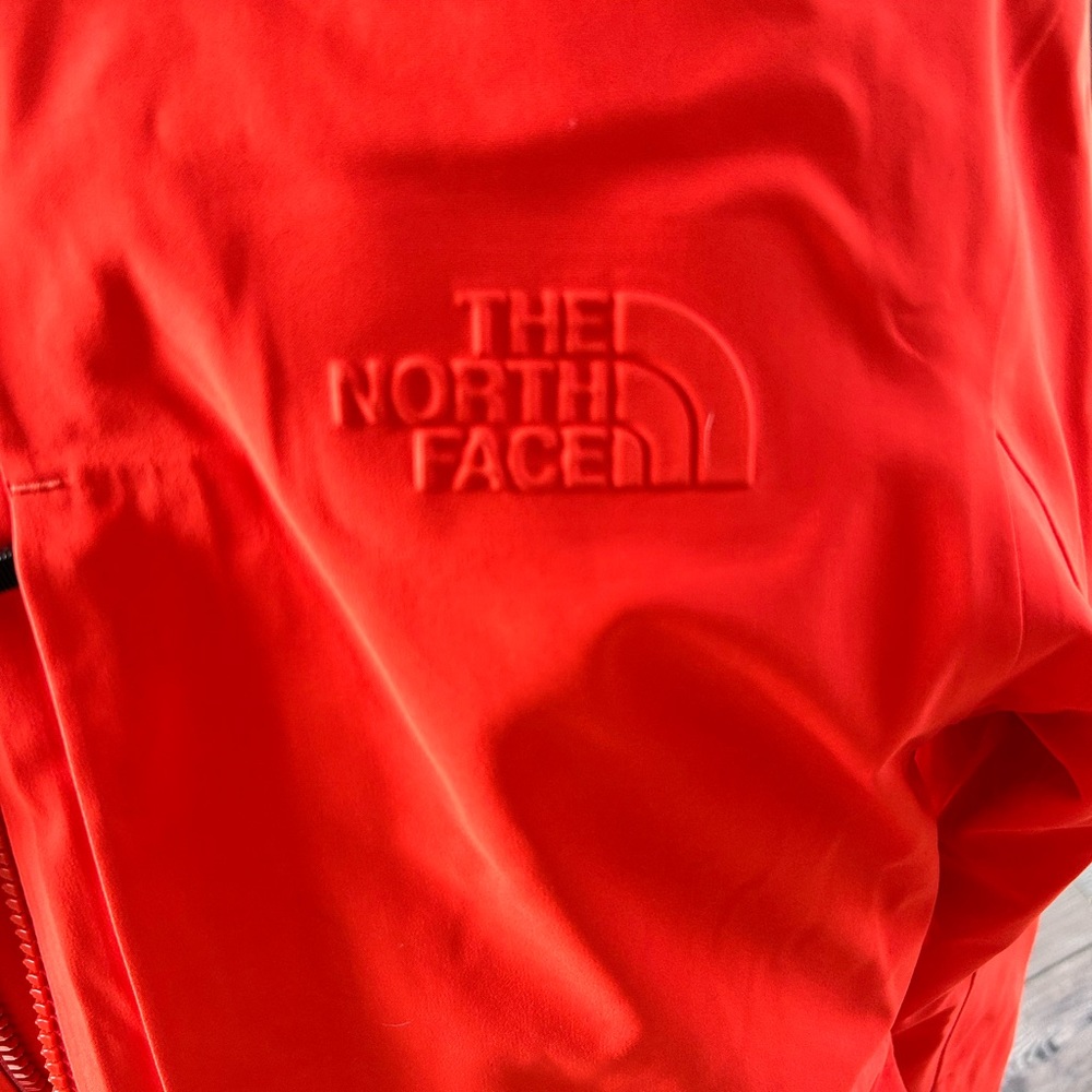 Men’s orange north face ski/snowmobile/coat! Minor scuff marks on sleeves